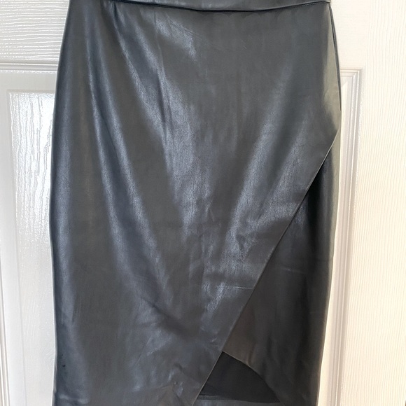 🖤SUZY SHIER🖤 faux leather black skirt .  25 inch long and an X-small. - Picture 3 of 7